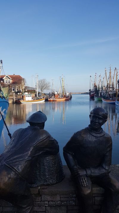 Bild vom Kutterhafen Neuharlingersiel, Fischerstatuen im Vordergrund