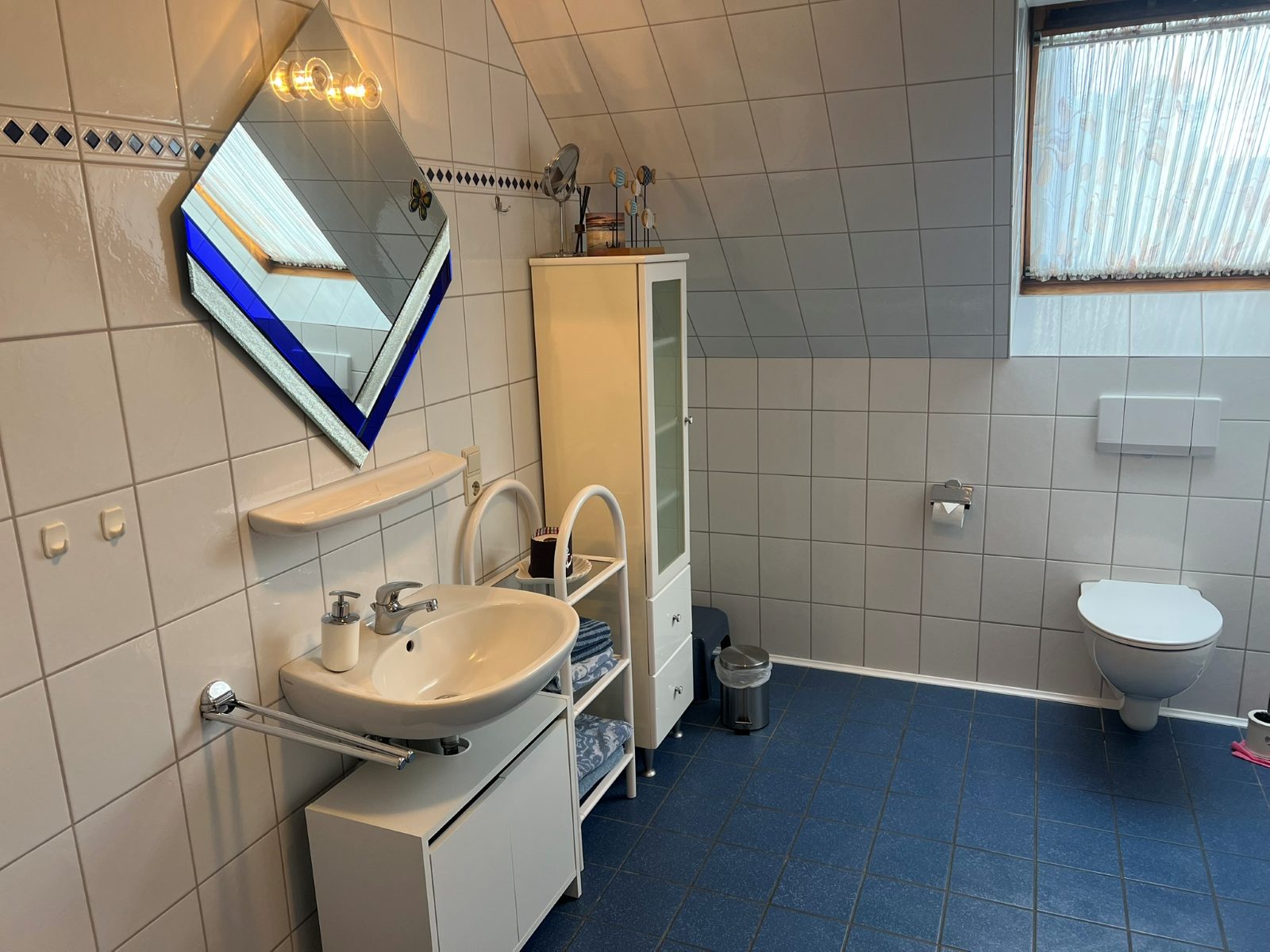 Badezimmer mit Waschbecken und WC