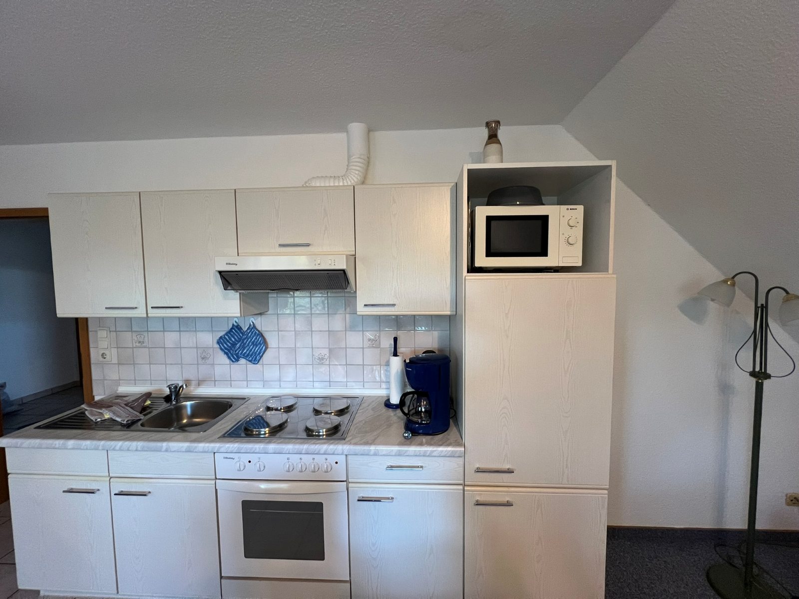 Küchenzeile mit Backofen und Mikrowelle