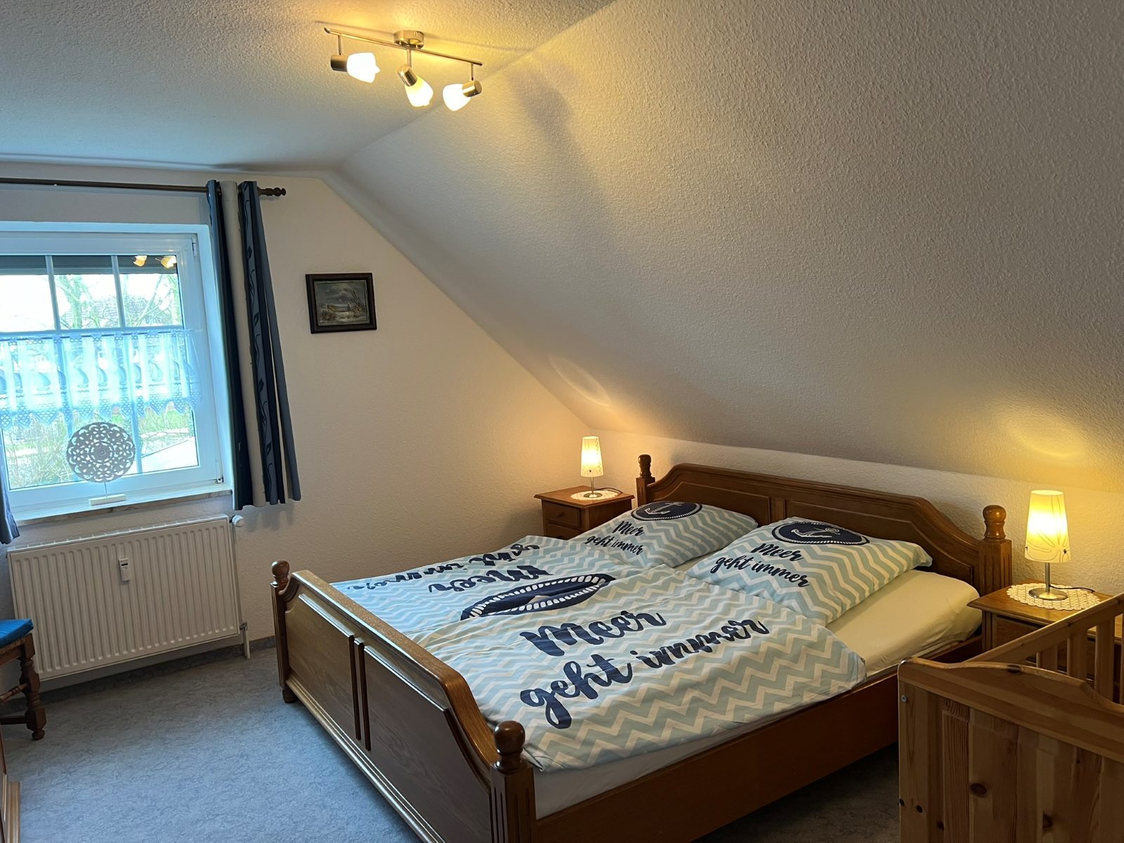 Schlafzimmer mit Doppelbett