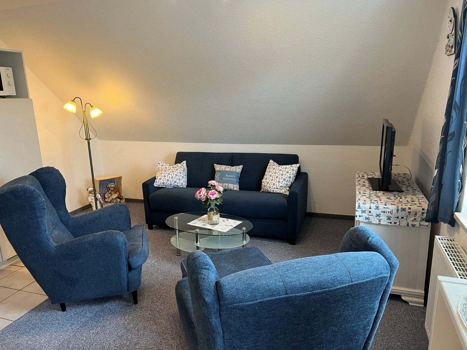 Sitzecke mit Sofa und Couchtisch