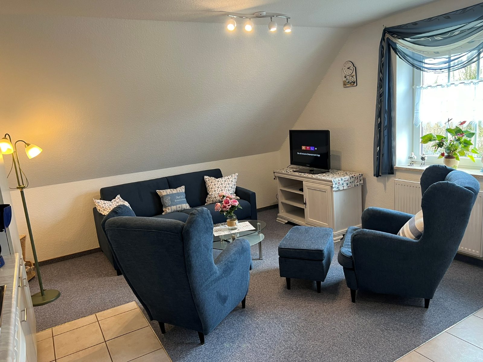 Wohnzimmer mit Sesseln und Fernseher