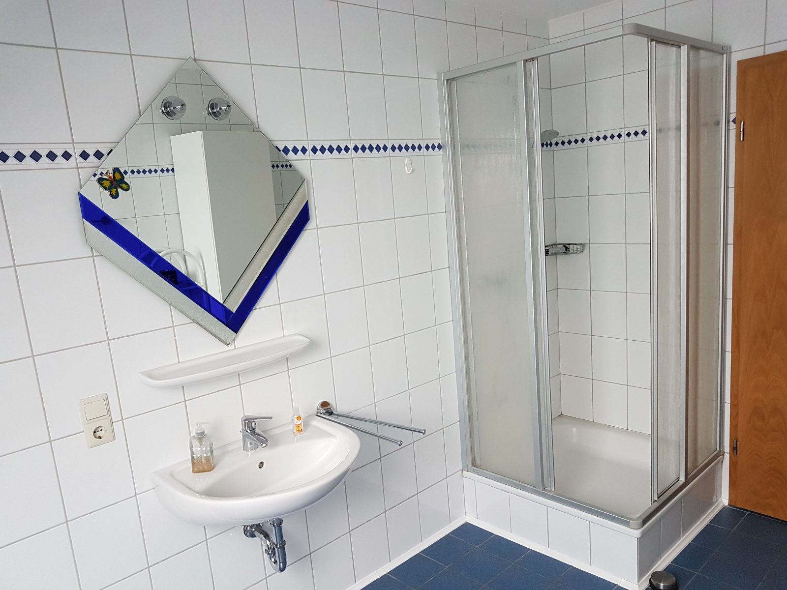 Badezimmer mit Dusche