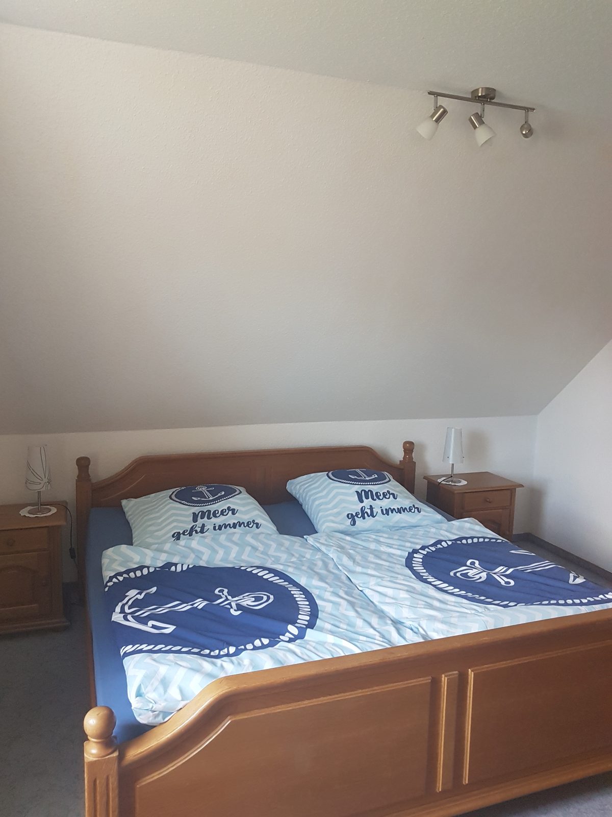 Schlafzimmer mit Doppelbett
