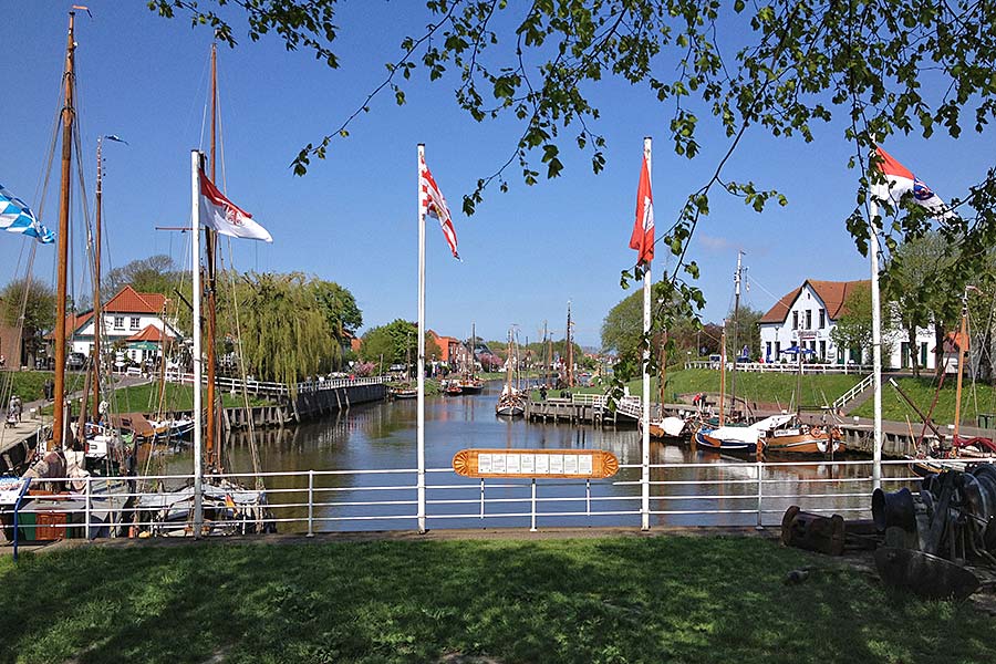 Museumshafen Carolinensiel mit historischen Segelschiffen und Flaggen