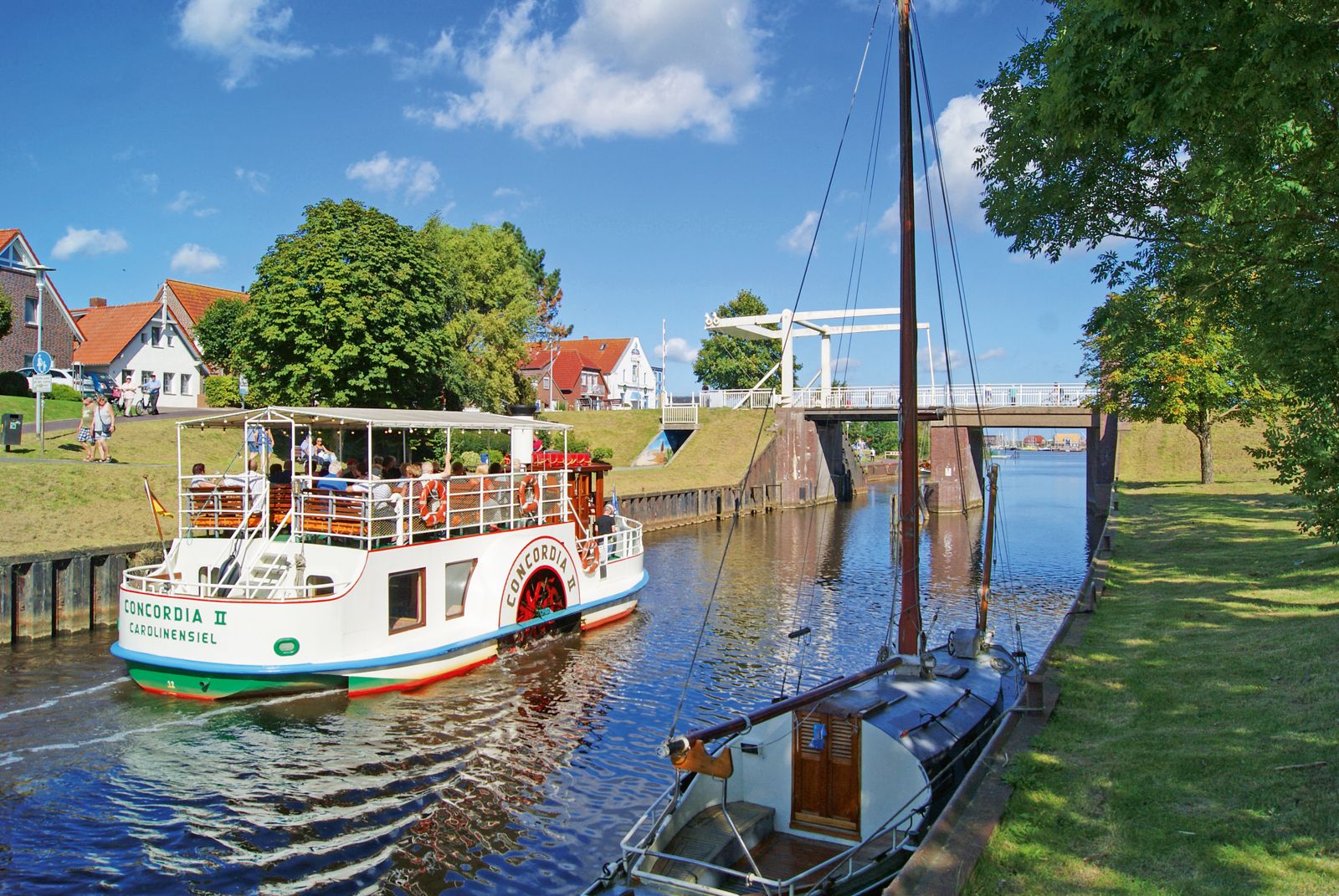 Ausflugsschiff Concordia II an der Klappbrücke in Carolinensiel