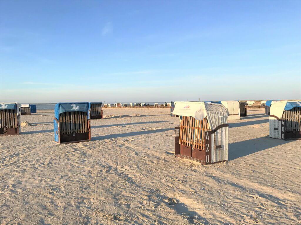 Nordseestrand mit Strandkörben bei Harlesiel