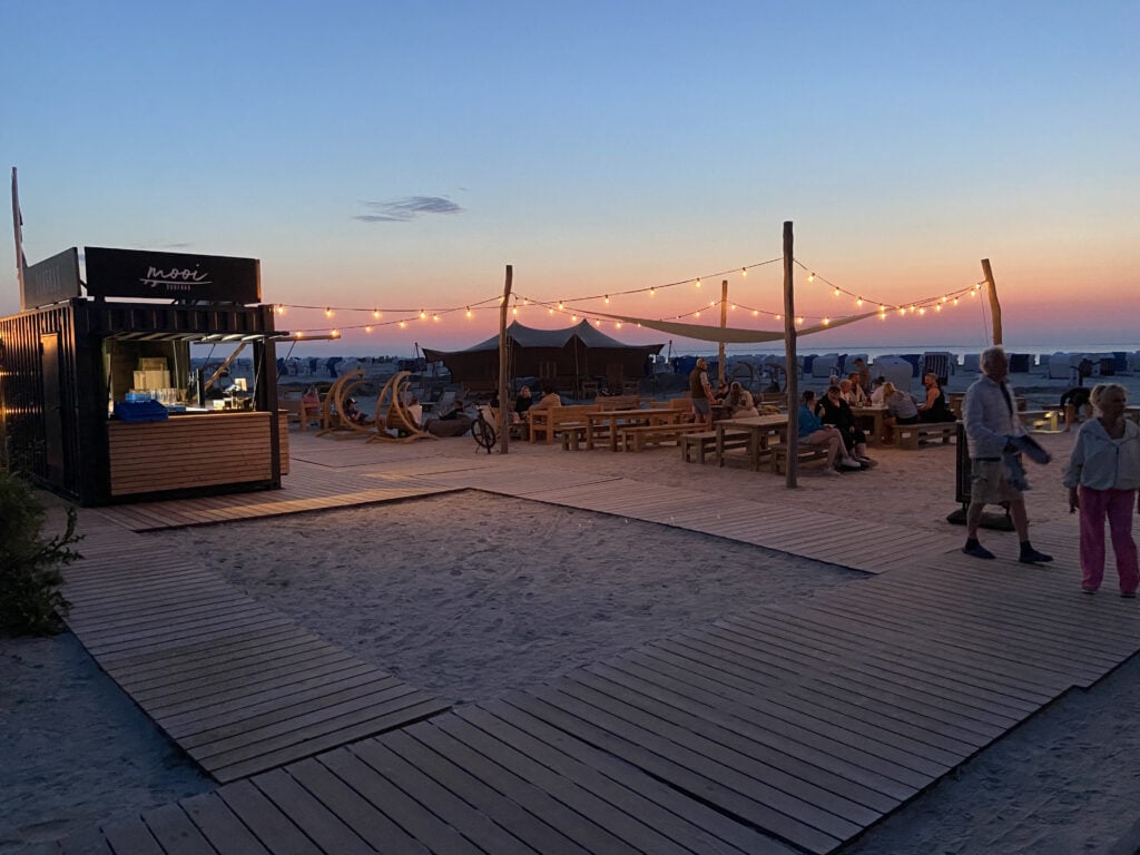 Strandbar am Abend mit Lichterketten