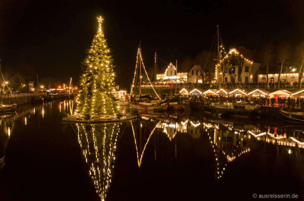 Museumshafen Carolinensiel bei Nacht mit beleuchtetem Weihnachtsbaum