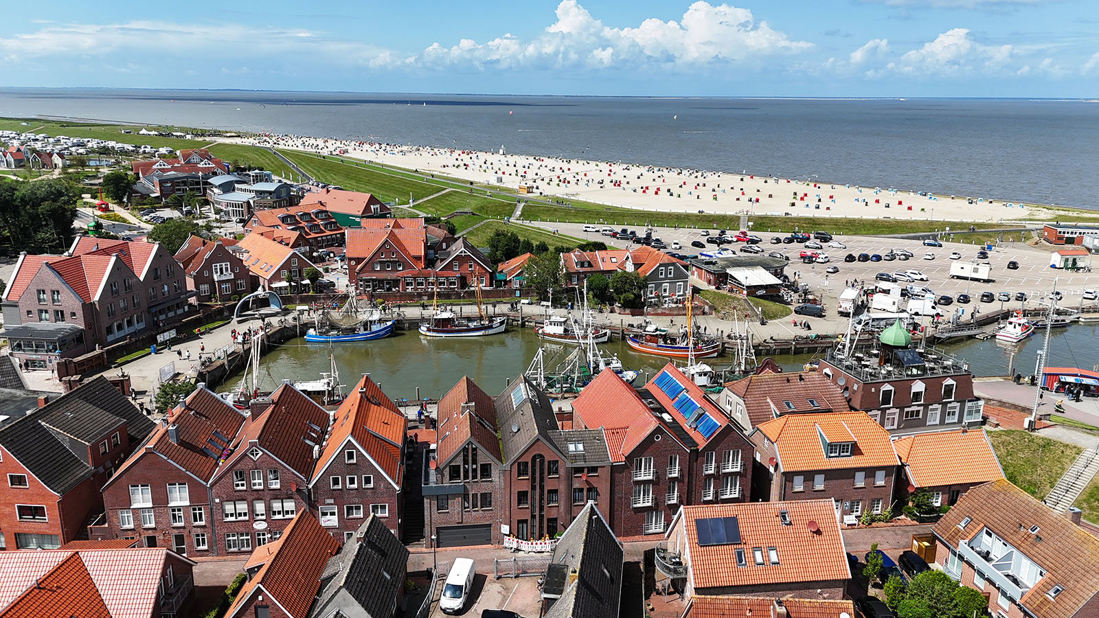 Luftaufnahme von Neuharlingersiel mit Hafen, Strand und Wattenmeer