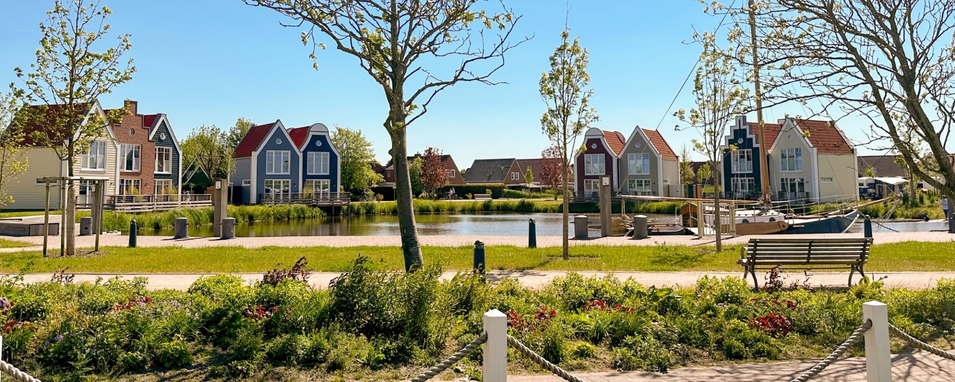 Bunte Ferienhäuser am Wasser in Neuharlingersiel