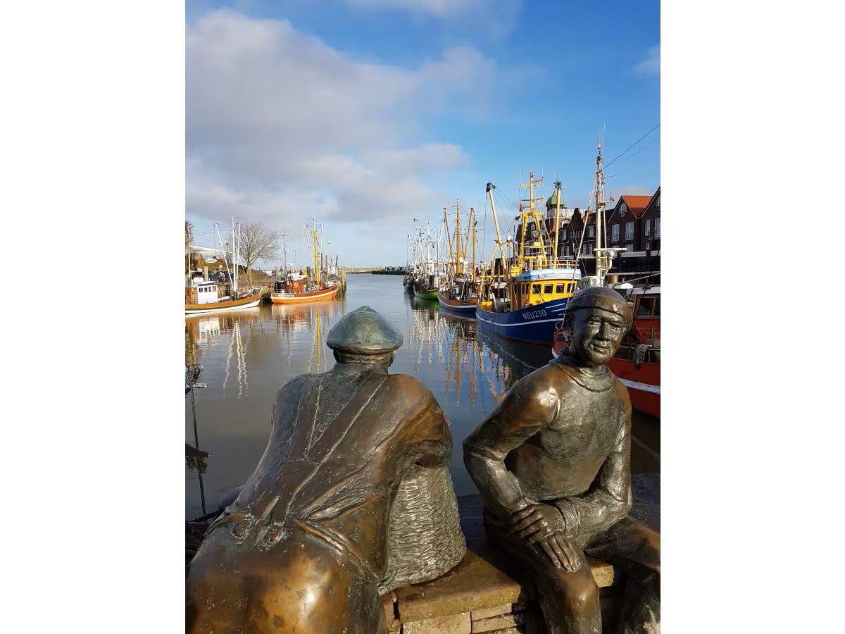 Bronzeskulpturen zweier Fischer am Hafen von Neuharlingersiel