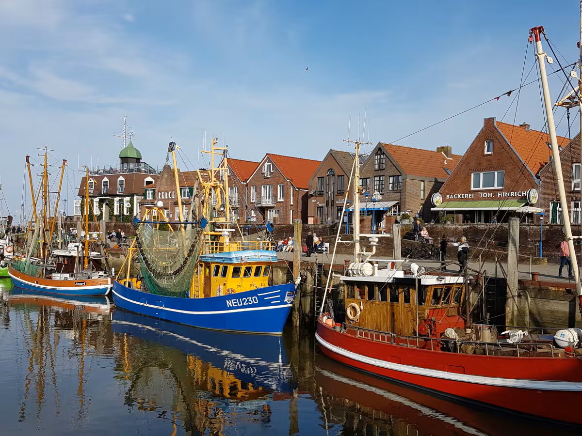 Krabbenkutter im Hafen von Neuharlingersiel