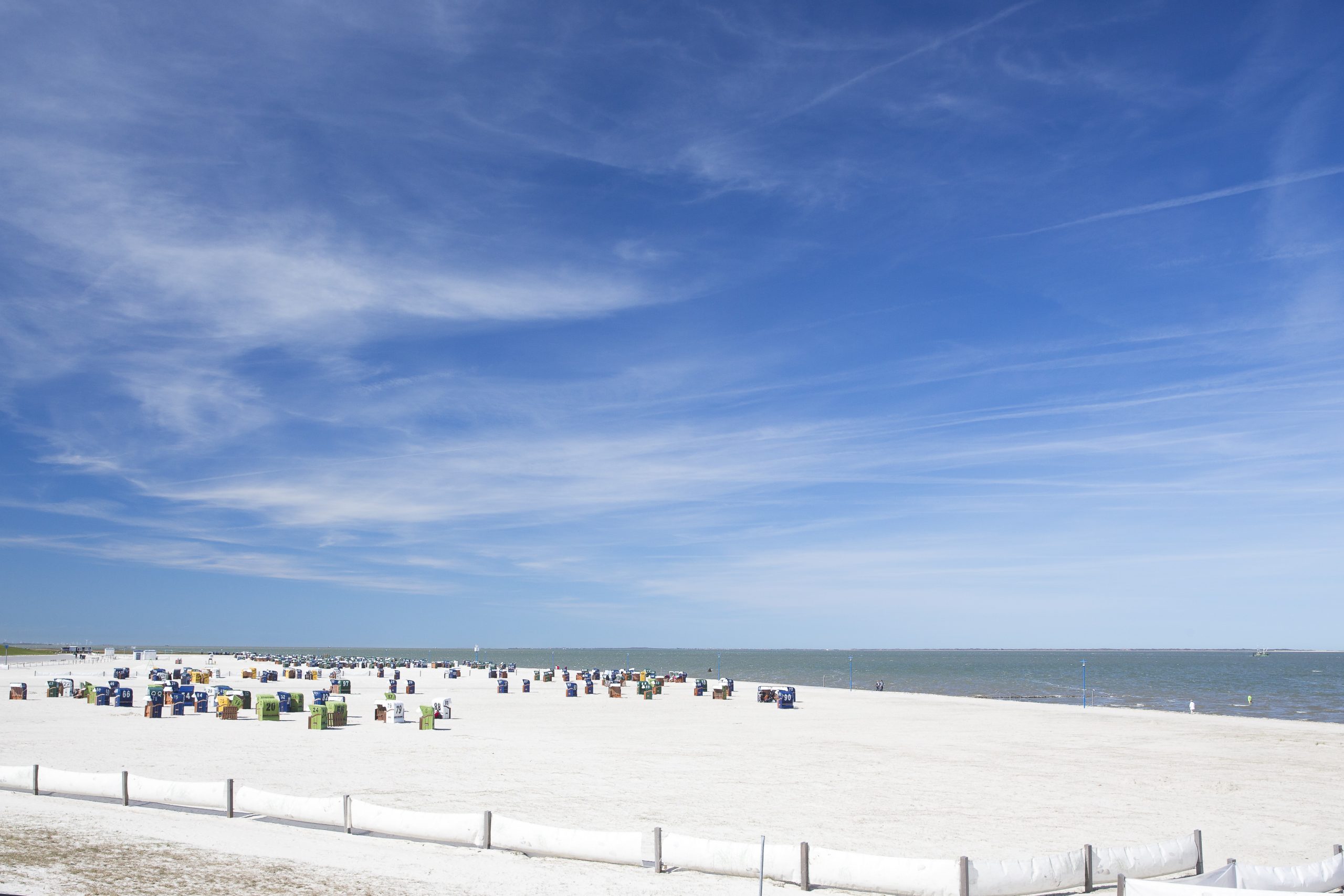 Weiter Sandstrand mit Strandkörben in Neuharlingersiel