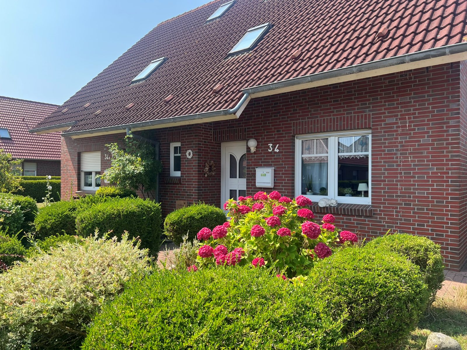 Ferienhaus Wichmann mit blühendem Vorgarten