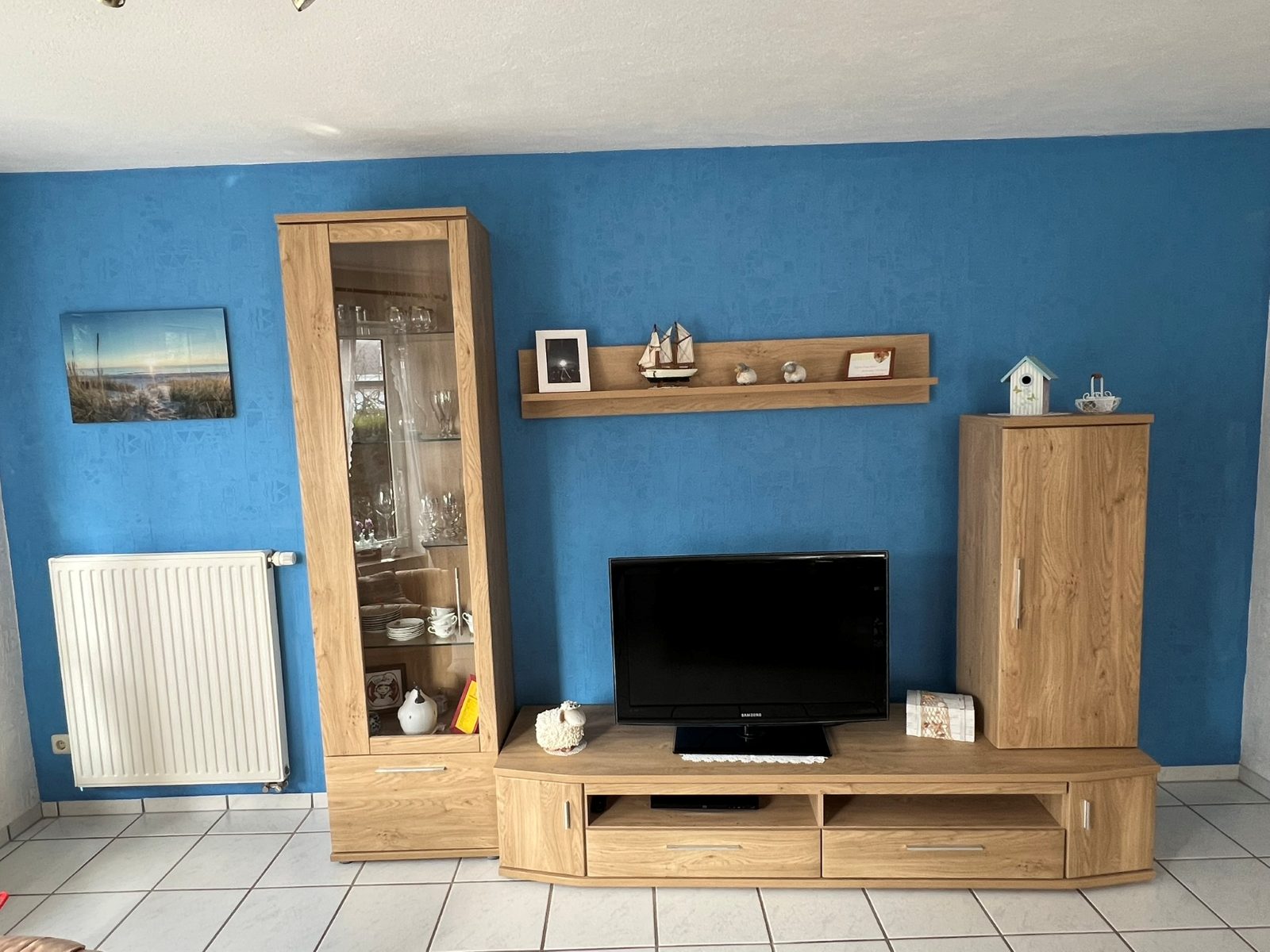 Wohnbereich mit Fernseher und Sideboard