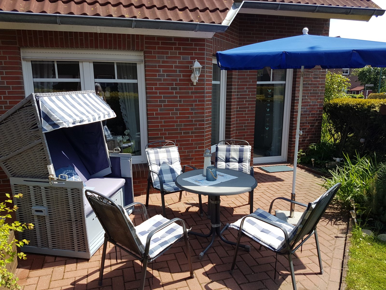 Sonnige Terrasse mit Sonnenschirm