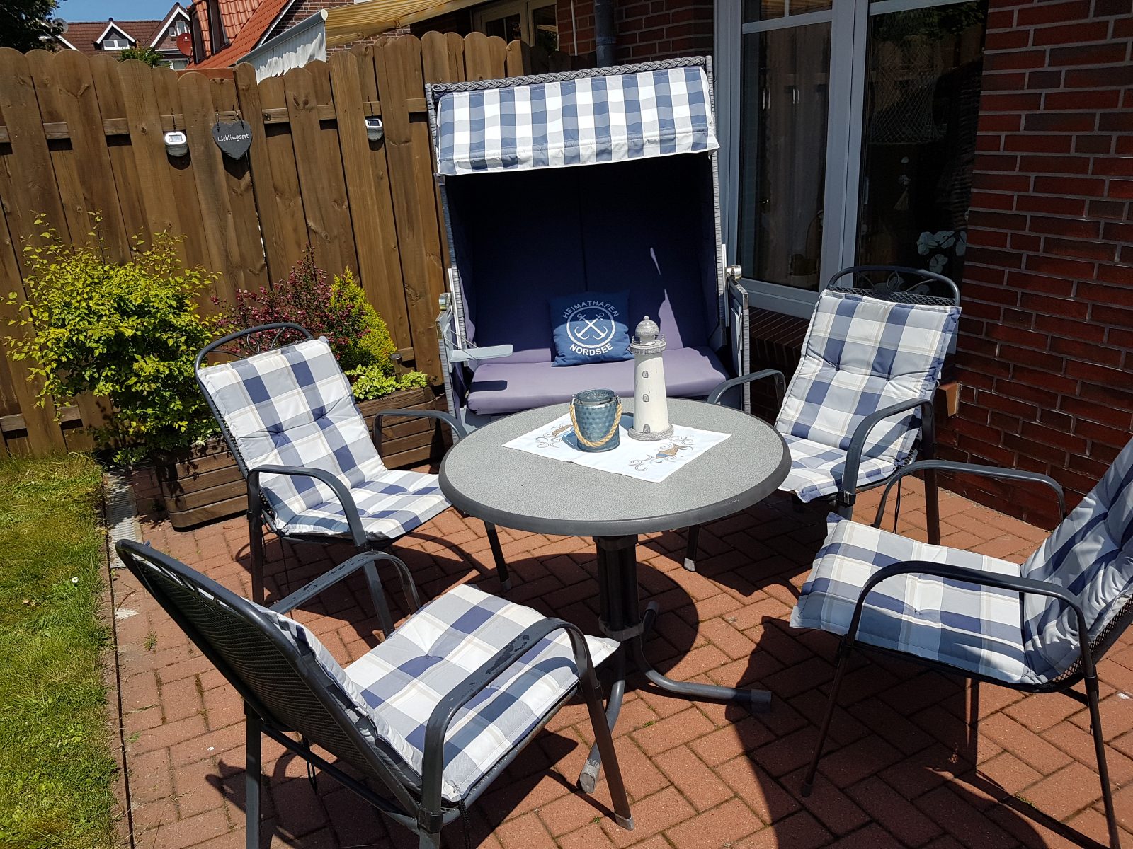 Terrasse mit Strandkorb und Sitzgruppe