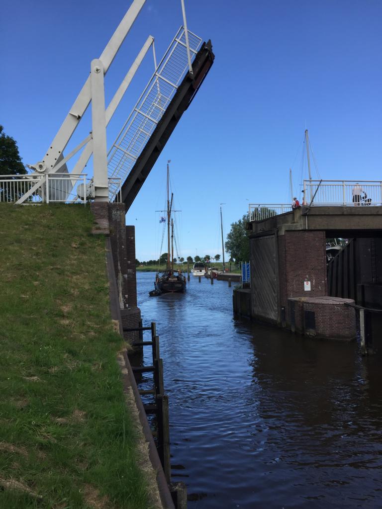 Bild der offenen Schleuße in Richtung offene See