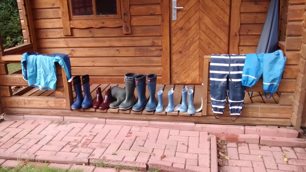 Stiefel und Regenjacken zum Trocknen platziert.