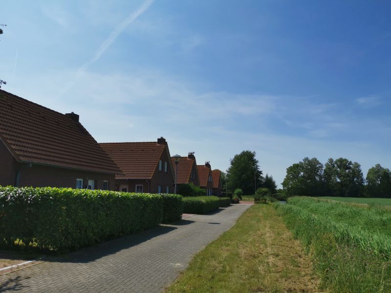 Anliegerstraße mit Blick zur Harle Ruhige Anliegerstraße mit Blick zur Harle