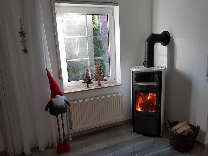 Auch für kühlere Tage ist vorgesorgt. Bild eines Holzofens mit Kaminfenster