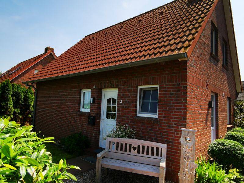 Vorderansicht mit Sitzbank Vorderansicht des Ferienhauses