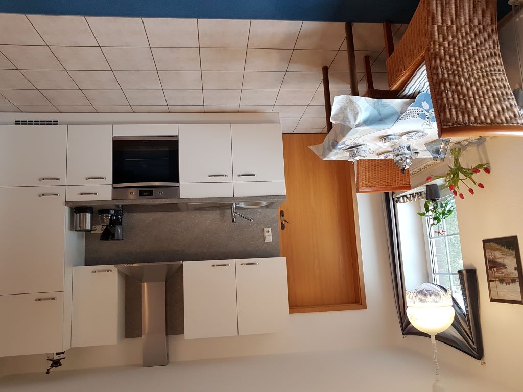 Bild der Küchenzeile der Ferienwohnung zwei Bild der Küchenzeile der Ferienwohnung zwei