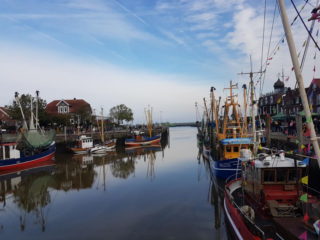 Bild vom Kutterhafen Neuharlingersiel, blauer Himmel mit leichten Wolken