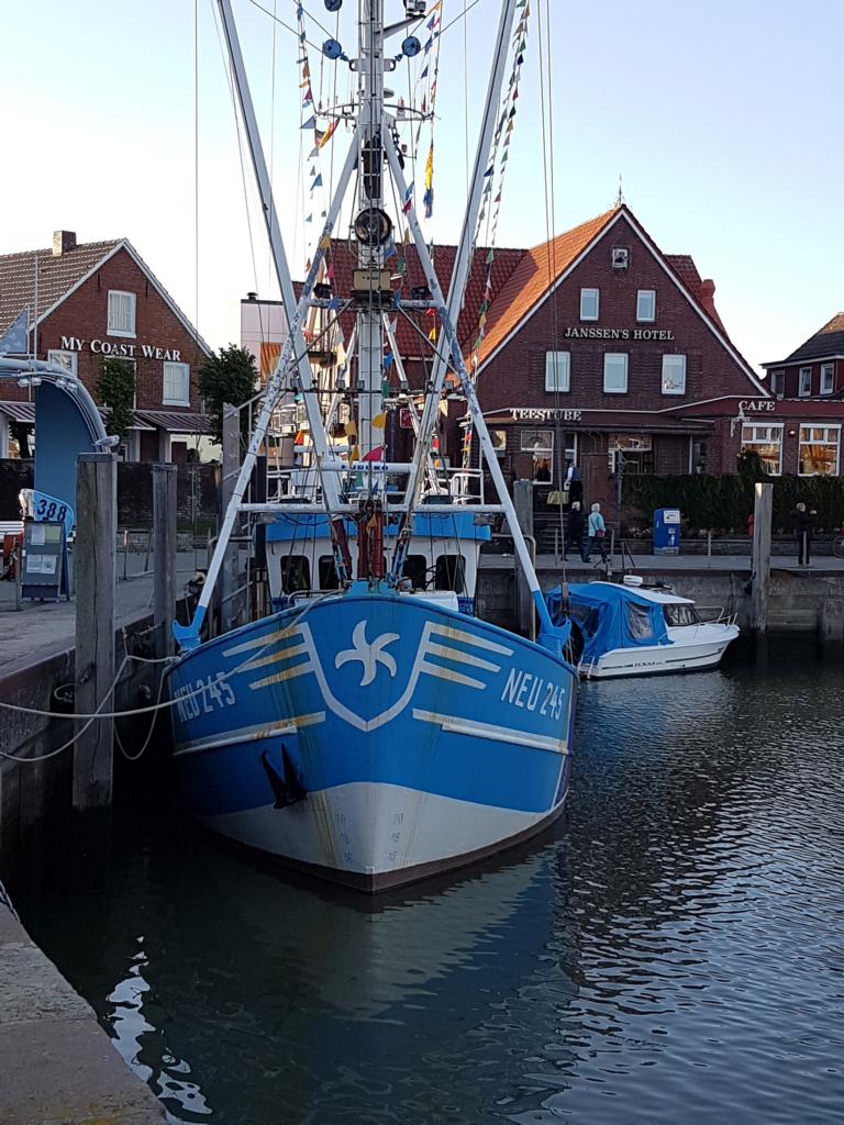 Bild vom Kutterhafen Neuharlingersiel, Kutter NEU 245 im Vordergrund