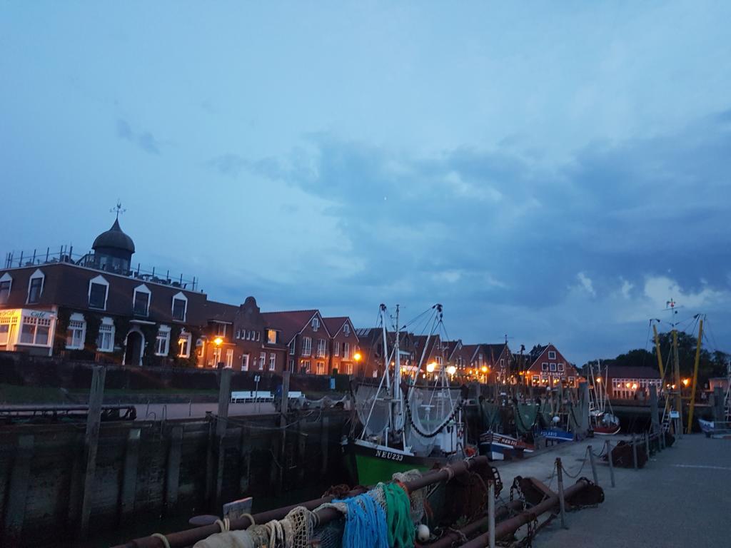 Bild vom Kutterhafen Neuharlingersiel am Abend