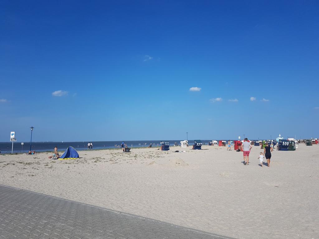 Sandstrand mit wenig Menschen